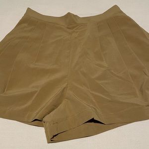 Wayre travel shorts size Large